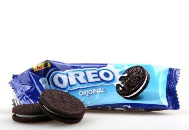 Aytos, Bulgaristan - 04 Ekim 2015: Oreo beyaz arka plan üzerinde izole. Oreo iki çikolata diskler arasında doldurma bir krem ile oluşan bir sandviç çerezidir.
