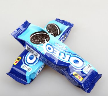 Aytos, Bulgaristan - 04 Ekim 2015: Oreo beyaz arka plan üzerinde izole. Oreo iki çikolata diskler arasında doldurma bir krem ile oluşan bir sandviç çerezidir.