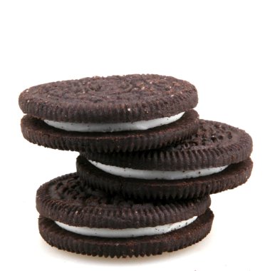 Aytos, Bulgaristan - 04 Ekim 2015: Oreo beyaz arka plan üzerinde izole. Oreo iki çikolata diskler arasında doldurma bir krem ile oluşan bir sandviç çerezidir.