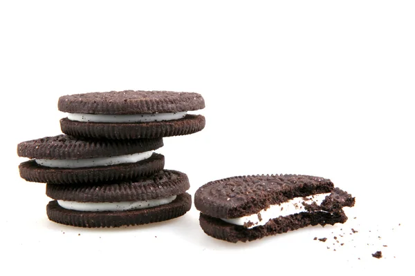 Aytos, Bulgarien - 04 oktober 2015: Oreo isolerad på vit bakgrund. Oreo är en sandwich cookie som består av två choklad diskar med en söt grädde fyllning i mellan. — Stockfoto