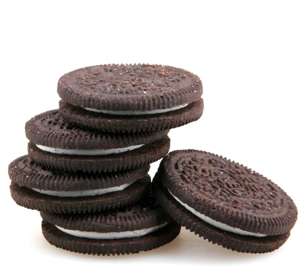 Aytos, Болгарія - 04 жовтня 2015: Oreo ізольовані на білому тлі. Oreo є сендвіч cookie, що складається з двох дисків шоколад з солодким кремом заповнення між ними. — стокове фото