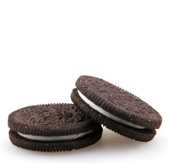 AYTOS, BULGÁRIA - Outubro 04, 2015: Oreo isolado sobre fundo branco. Oreo é um biscoito sanduíche que consiste em dois discos de chocolate com um creme doce preenchendo entre . — Fotografia de Stock