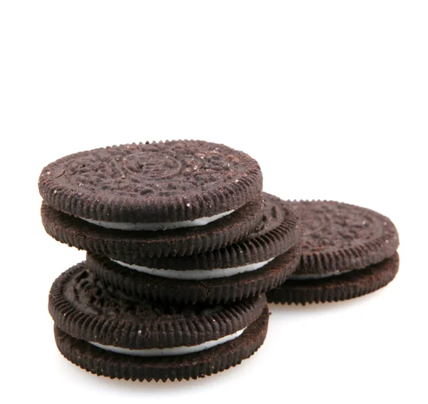 Aitos, Bulgarije - 04 oktober 2015: Oreo geïsoleerd op een witte achtergrond. Oreo is een sandwich cookie bestaande uit twee chocolade schijven met een zoete crème vullen tussen. — Stockfoto