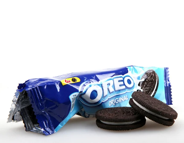 AYTOS, BULGARIA - OCTOBER 04, 2015: Oreo terisolasi dengan latar belakang putih. Oreo adalah sebuah biskuit sandwich yang terdiri dari dua disk coklat dengan isian krim manis di antaranya . — Stok Foto