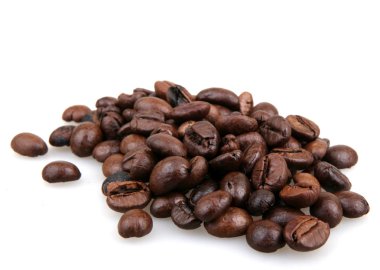 Kahve çekirdekleri beyaz üzerine izole