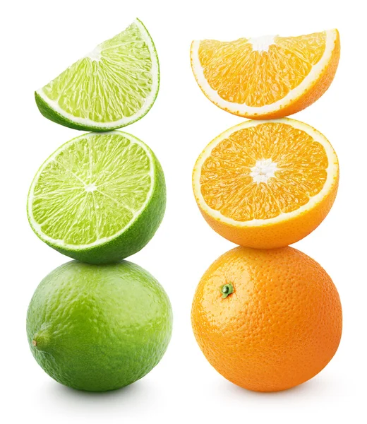 Zralé oranžové a vápno citrusové plody izolovaných na bílém — Stock fotografie