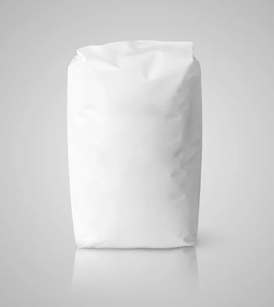 Pacote de saco de papel branco branco de farinha em cinza — Fotografia de Stock