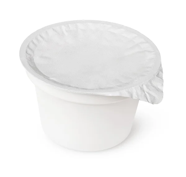 Recipiente de plástico branco para alimentos lácteos com tampa de papel alumínio — Fotografia de Stock