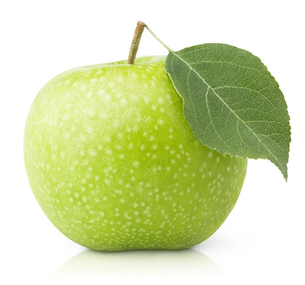 Grüner Apfel mit Blatt isoliert auf einem weißen — Stockfoto