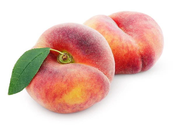 Китайський плоских пончик персики з листом на білому — стокове фото