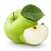 zelené jablko s listy a plátek izolovaných na bílém