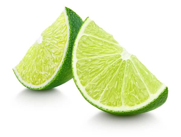 Skiver af lime citrusfrugter isoleret på hvidt - Stock-foto