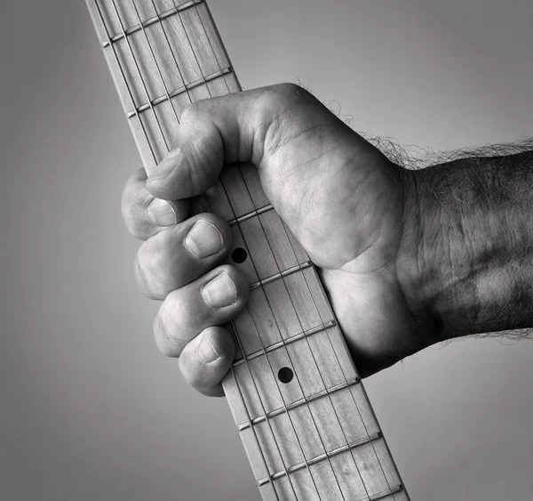 Mână la chitară în alb-negru — Fotografie, imagine de stoc