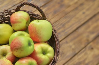 Elma sepeti ahşap zemin üzerinde