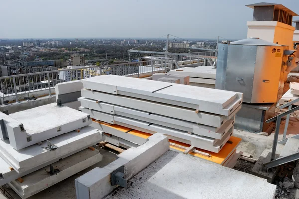 Döşeme ön planda bina yüksek katlı şantiye