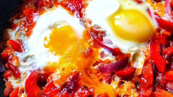 Shakshuka - domates sosu, acı biber, soğan ve baharat sosunda kızartılmış bir yumurta tabağı, İsrail ve çoğu Arap ülkesinin mutfağına dahil edilmektedir..
