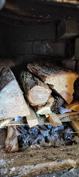 Şöminede ateş olmayan kuru odun.