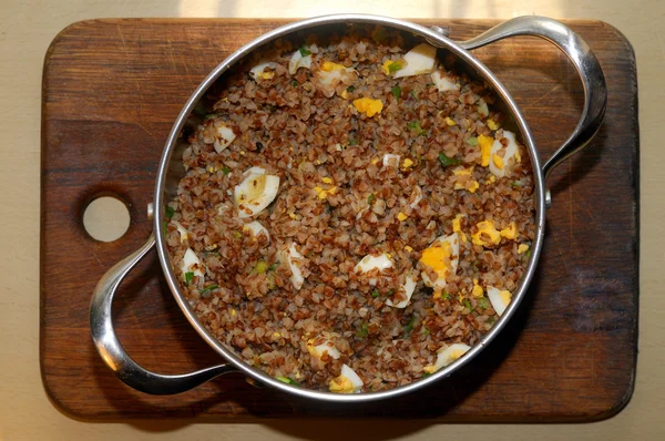 Buğday lapası doğranmış haşlanmış yumurta ile