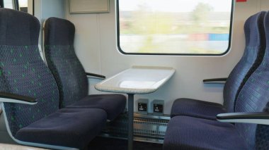 İngiltere 'deki Covid-19 karantinası sırasında boş tren vagonu