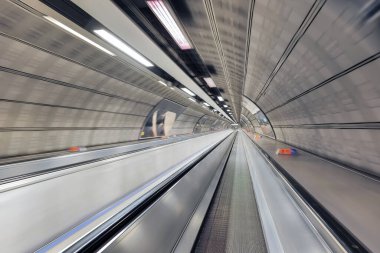 İngiltere 'deki Covid-19 tecridi sırasında boş metro treni.