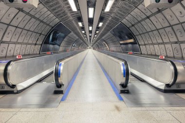 İngiltere 'deki Covid-19 tecridi sırasında boş metro treni.