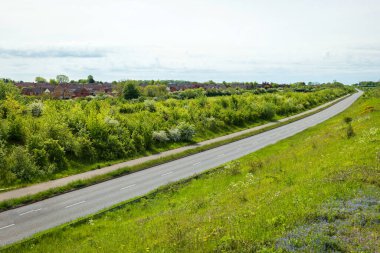 İngiltere 'de şehir manzarası üzerinde boş bir İngiliz otoyolu..