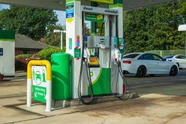 Northampton UK - 26 Eylül 2021: BP benzin istasyonundaki yakıt pompaları ve dizel yakıt sıkıntısı nedeniyle kullanım dışı.
