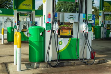 Northampton UK - 26 Eylül 2021: BP benzin istasyonundaki yakıt pompaları ve dizel yakıt sıkıntısı nedeniyle kullanım dışı