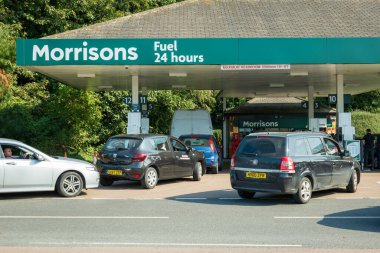 Northampton UK - 26 Eylül 2021: Morrisons benzin istasyonunda uzun araba kuyruğu. Benzin ve dizel yakıt sıkıntısı