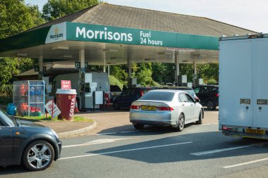 Northampton UK - 26 Eylül 2021: Morrisons benzin istasyonunda uzun araba kuyruğu. Benzin ve dizel yakıt sıkıntısı