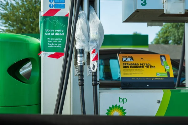 Northampton UK - 26 de septiembre de 2021: señales fuera de uso en las bombas de combustible en la gasolinera BP —  Fotos de Stock