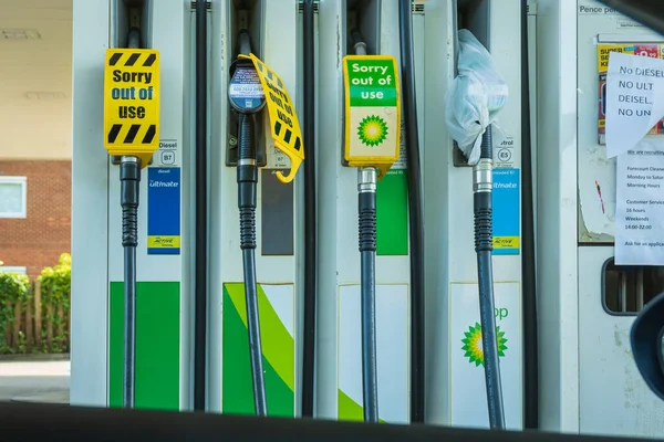 Northampton UK - Sep 26 2021: out of use signs on fuel pumps at BP petrol station Petrol and diesel fuel shortages — Stock Photo, Image