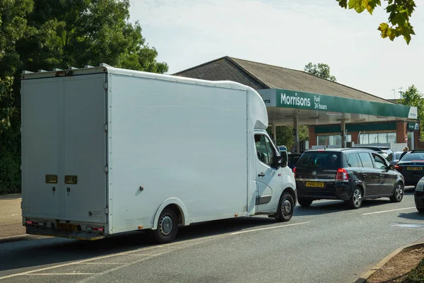 Northampton UK - 26 de setembro de 2021: longa fila de carros no posto de gasolina de Morrisons. Falta de gasolina e gasóleo — Fotografia de Stock