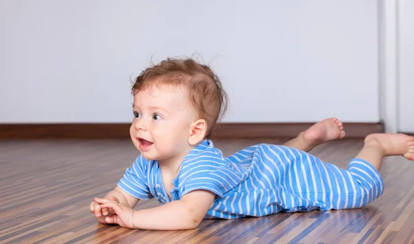 6 meses de idade bebê menino jogando — Fotografia de Stock