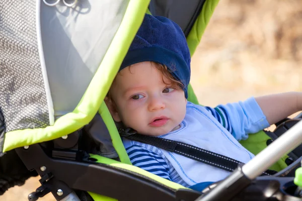 Babby jongen in wandelwagen — Stockfoto