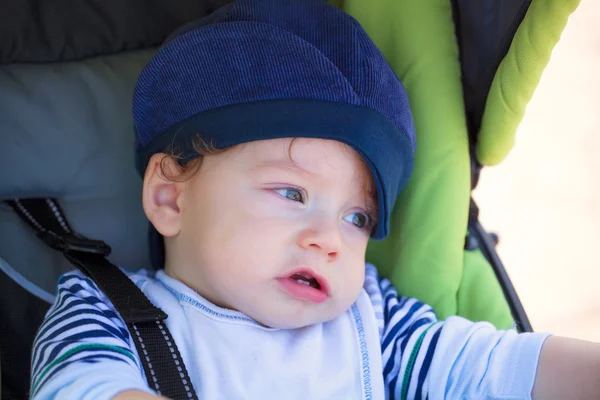 ベビーカーの赤ん坊の男の子 — ストック写真
