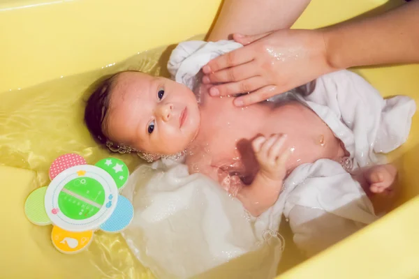 Bebê recém-nascido tomando banho — Fotografia de Stock