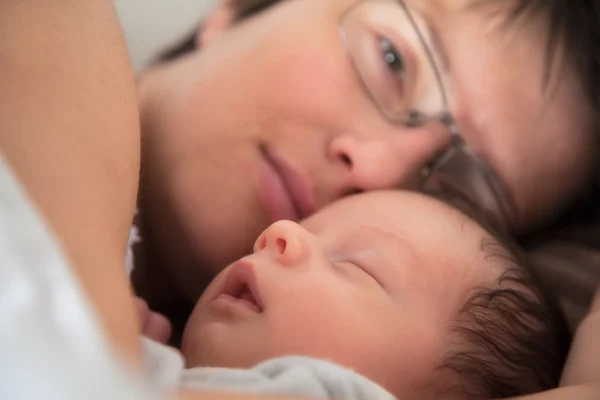 Мати і новонароджена дитина сплять — стокове фото
