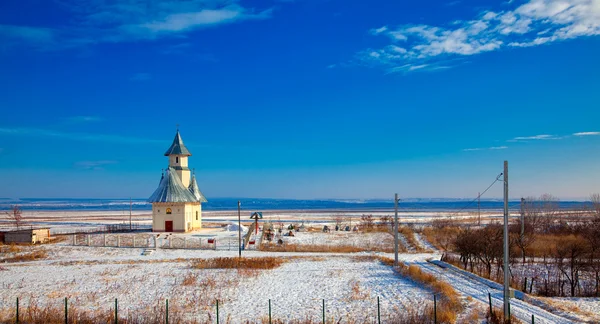 Зимовий пейзаж з церквою — стокове фото