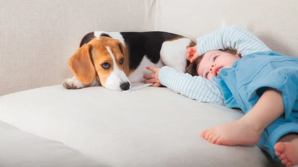 Bambino ragazzo e il suo cane — Foto Stock