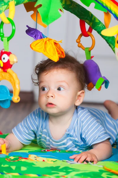 Bébé garçon jouer à la maison — Photo