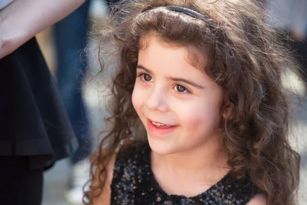 Portrait de jolie fille avec des boucles — Photo