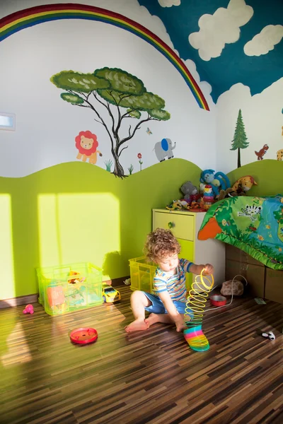 Bébé garçon jouer dans sa chambre — Photo