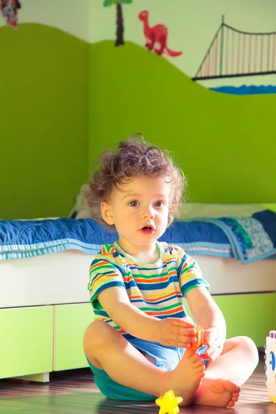 Menino brincando em seu quarto — Fotografia de Stock