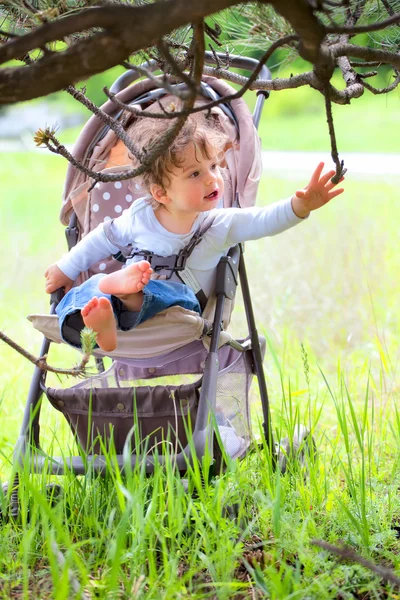 Bébé garçon en poussette extérieure — Photo