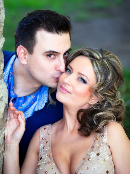 Sposo baciare sposa — Foto Stock
