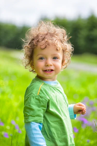 Portrait de tout-petit garçon en plein air — Photo