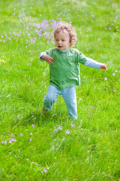Портрет малюка хлопчика на відкритому повітрі — стокове фото