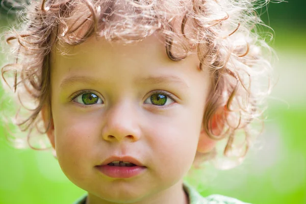 Retrato de criança menino ao ar livre — Fotografia de Stock