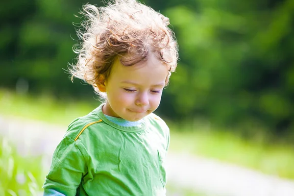 Portrait de tout-petit garçon en plein air — Photo